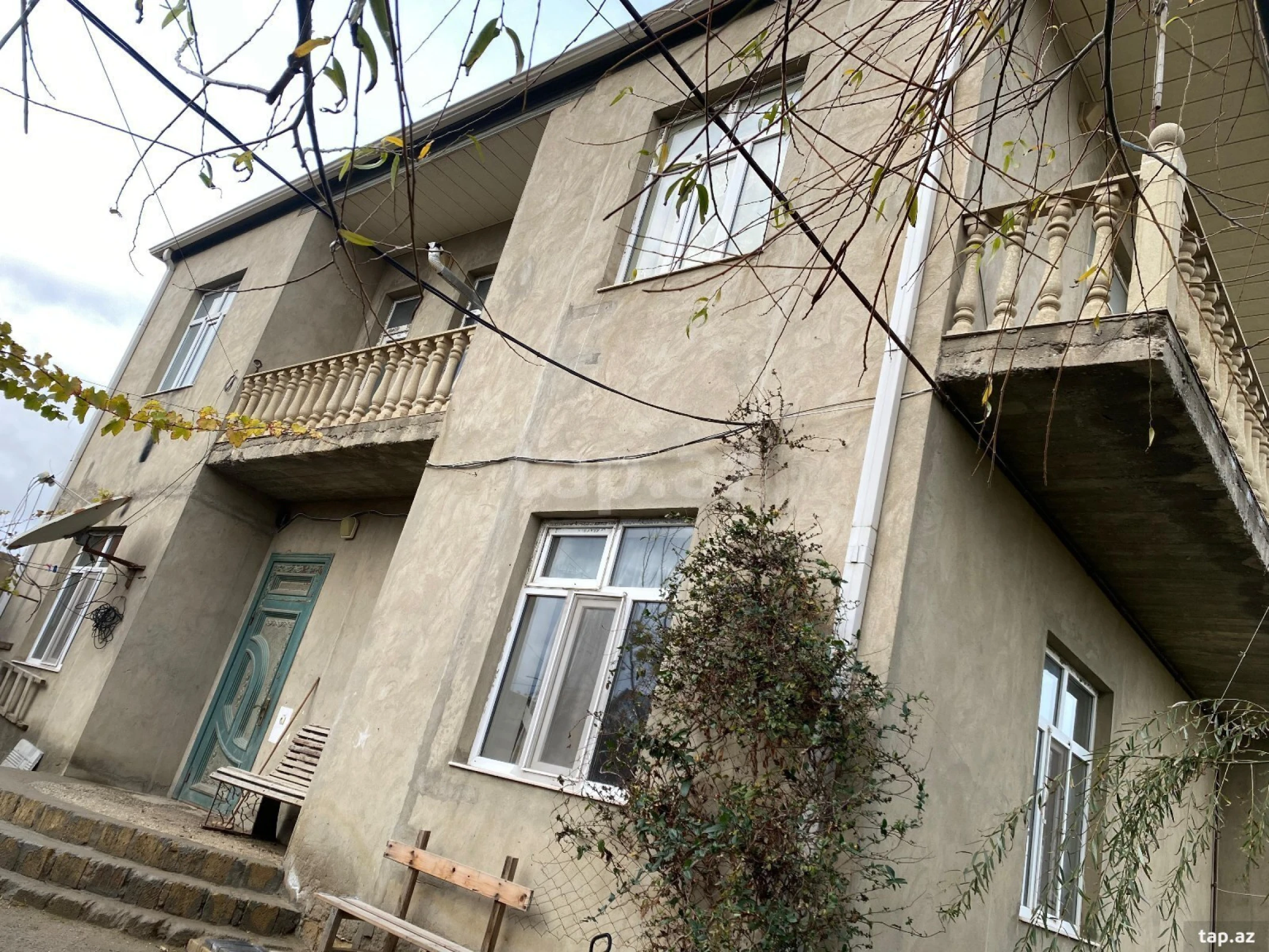 Satılır 9 otaqlı həyət evi