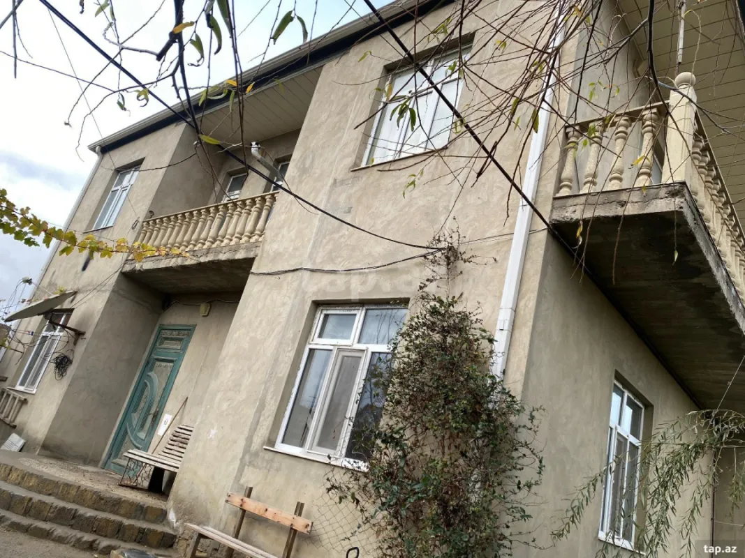 Satılır 9 otaqlı həyət evi