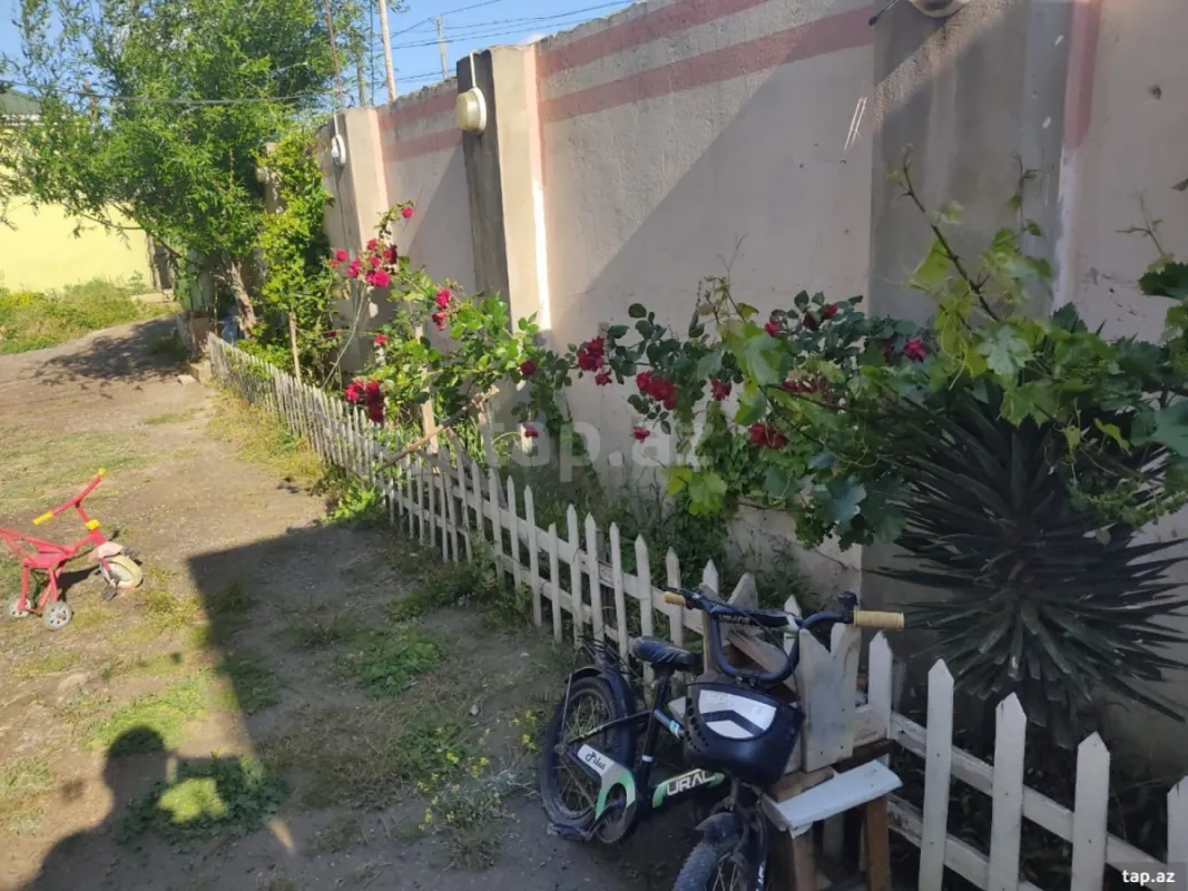 Satılır 9 otaqlı həyət evi