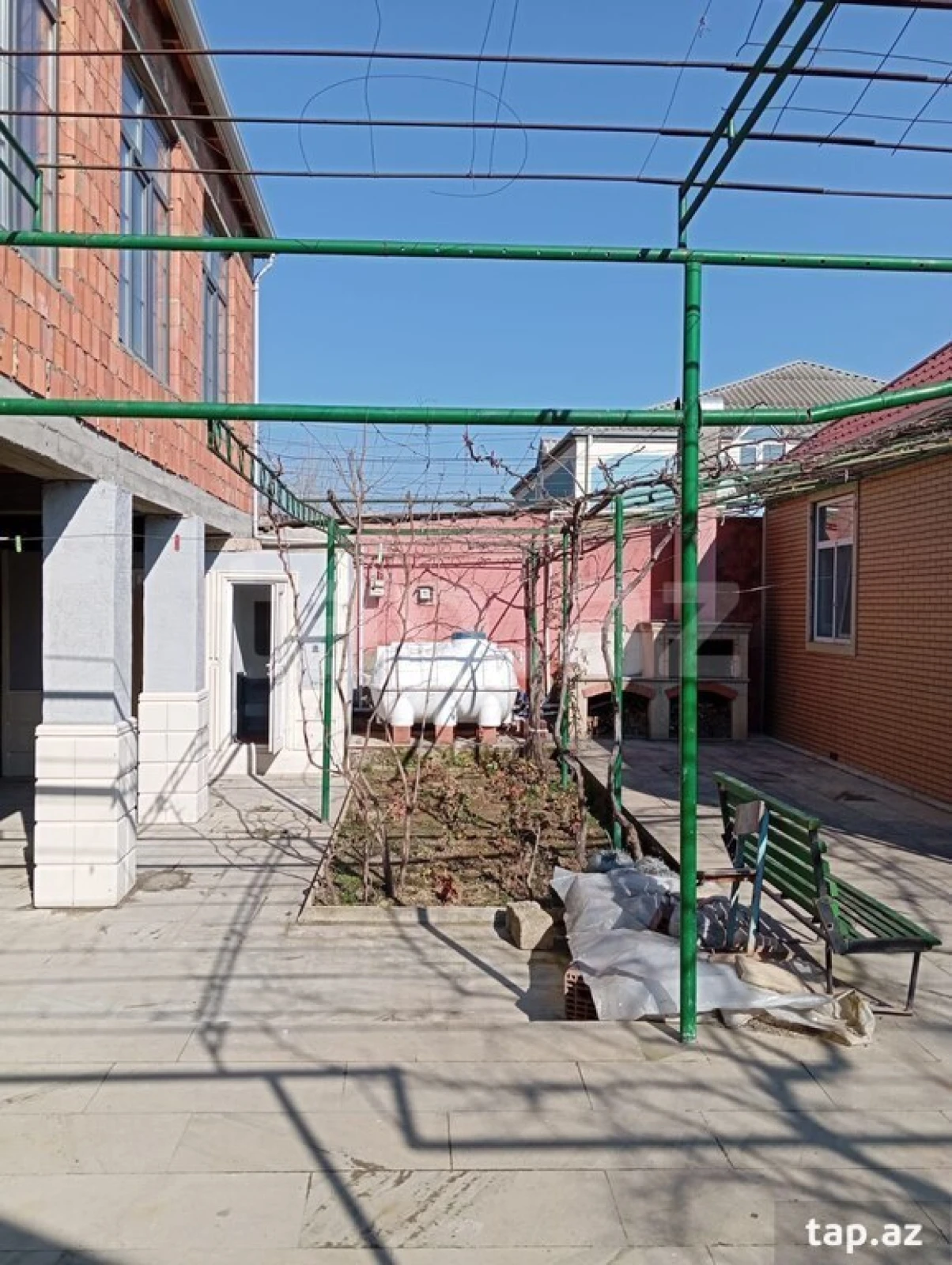 Satılır 9 otaqlı həyət evi 250 m²