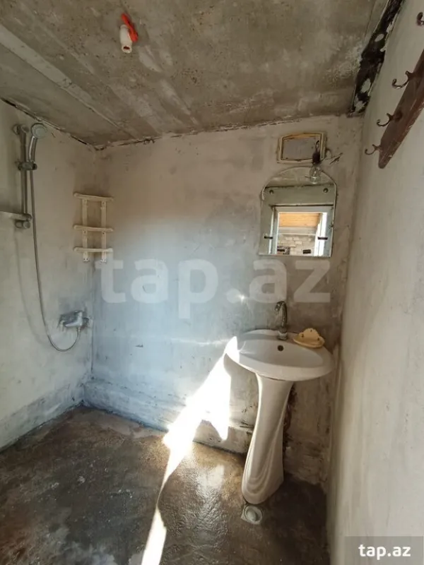 Satılır 9 otaqlı həyət evi 250 m²