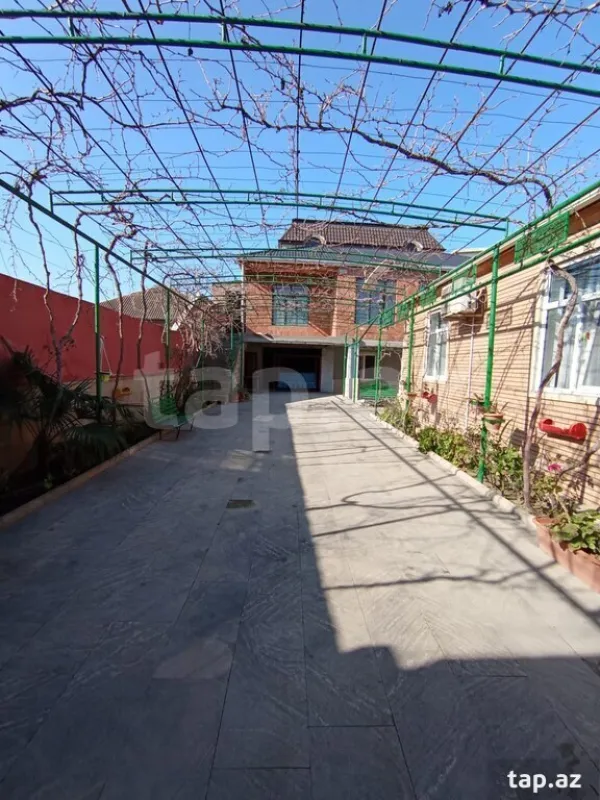 Satılır 9 otaqlı həyət evi 250 m²
