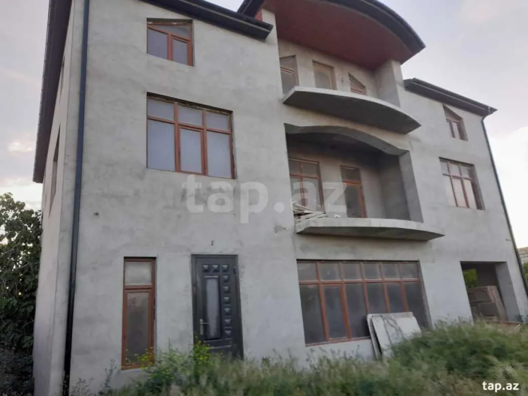 Satılır 7 otaqlı həyət evi 450 m²