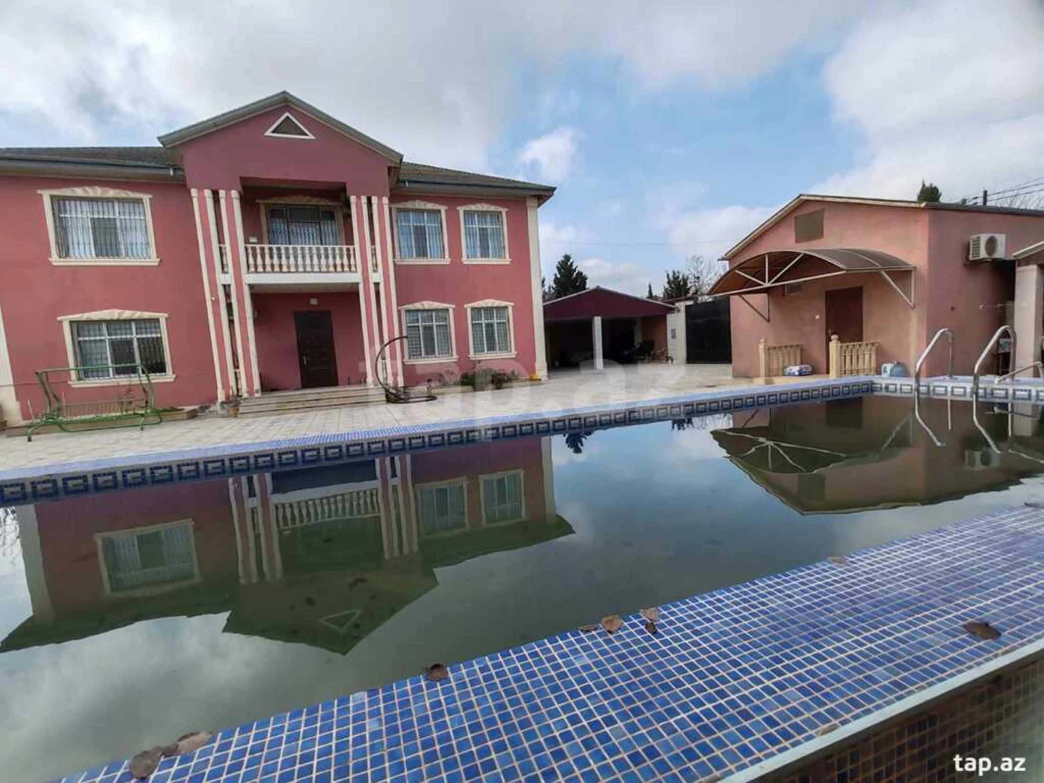 Satılır 7 otaqlı həyət evi