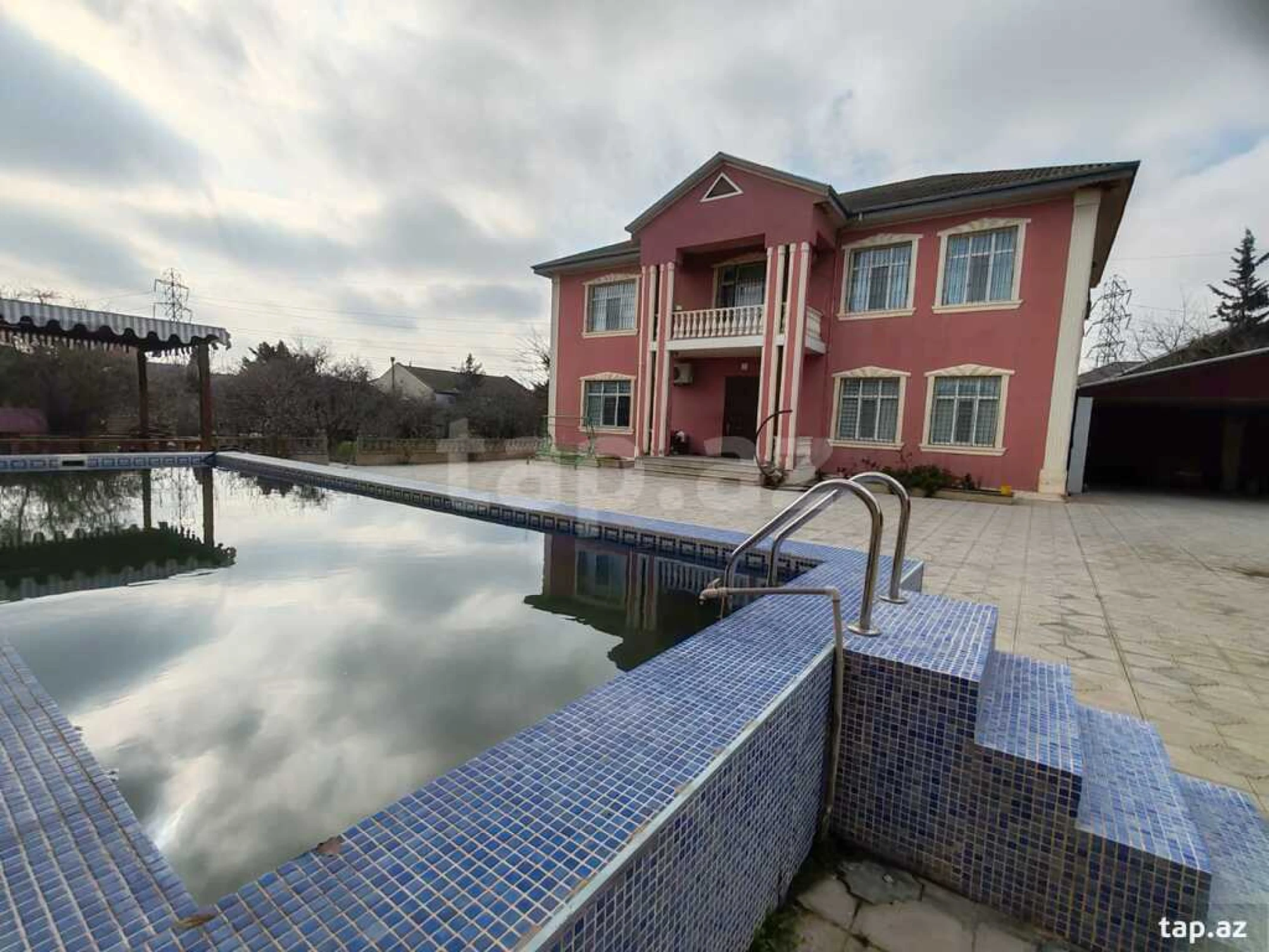 Satılır 7 otaqlı həyət evi