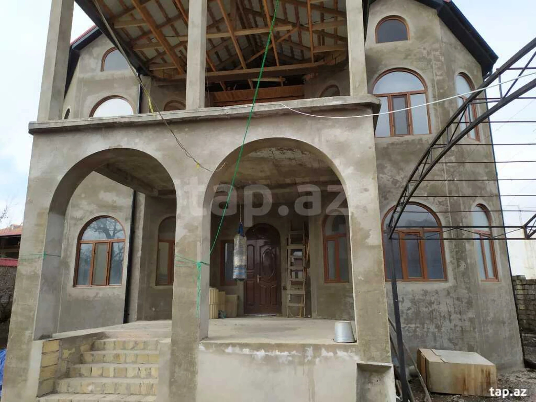 Satılır 6 otaqlı həyət evi