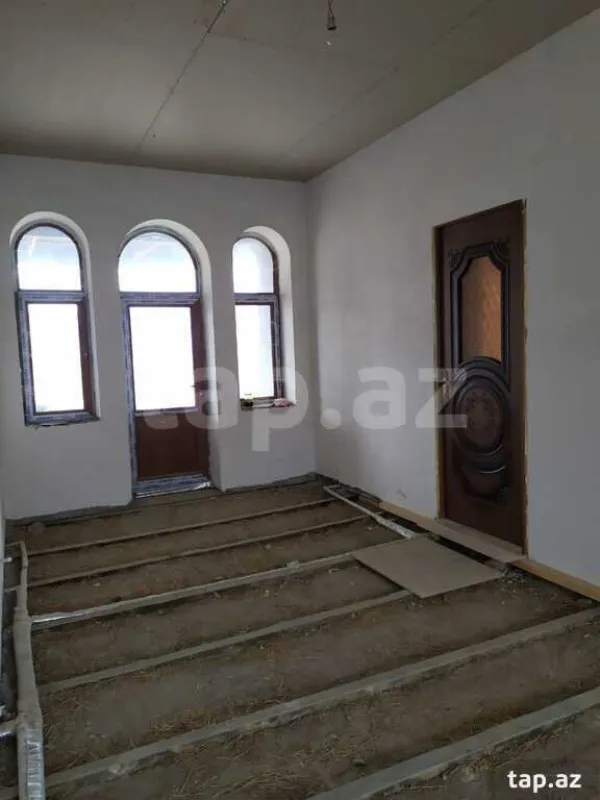 Satılır 6 otaqlı həyət evi