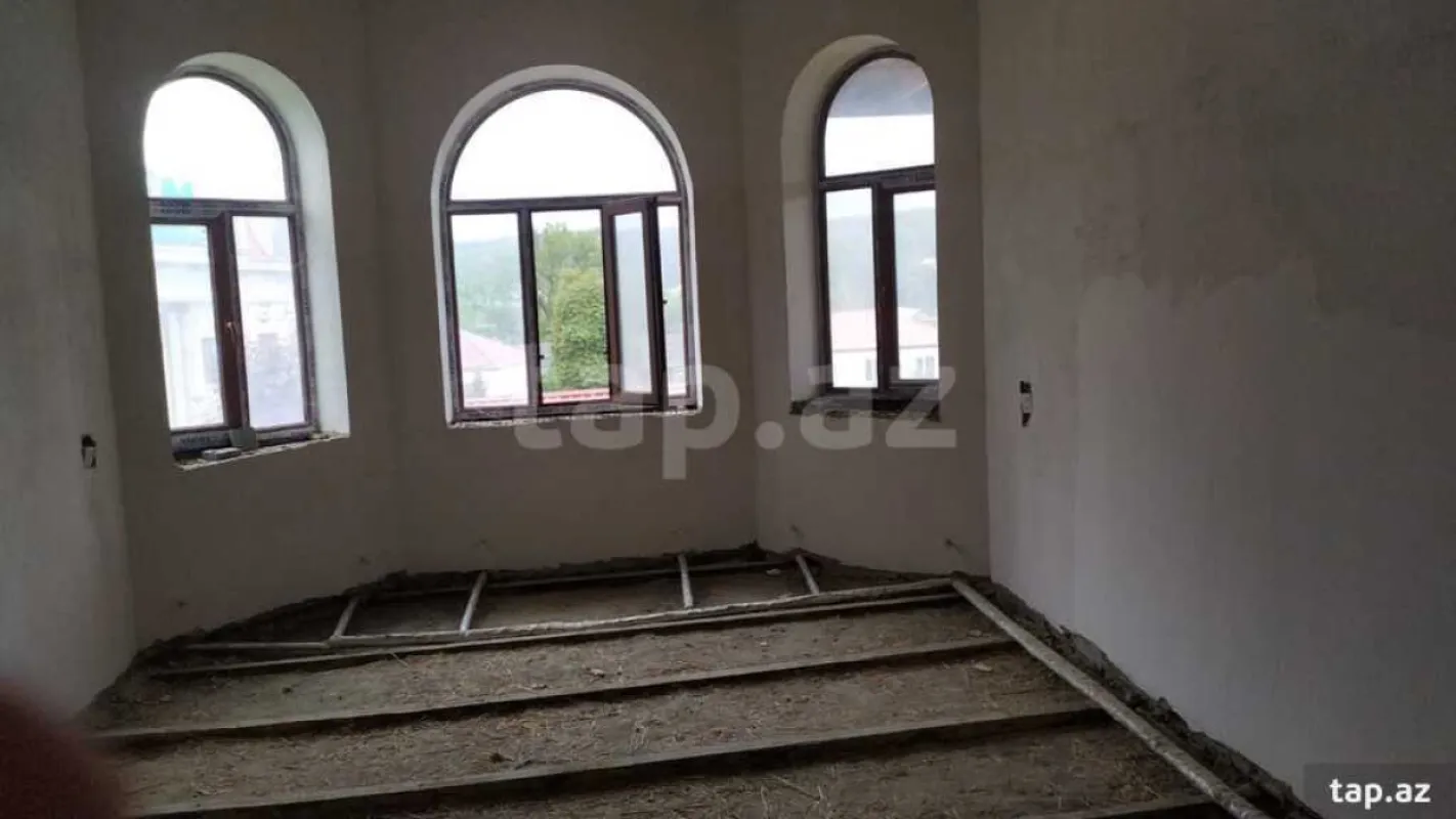 Satılır 6 otaqlı həyət evi