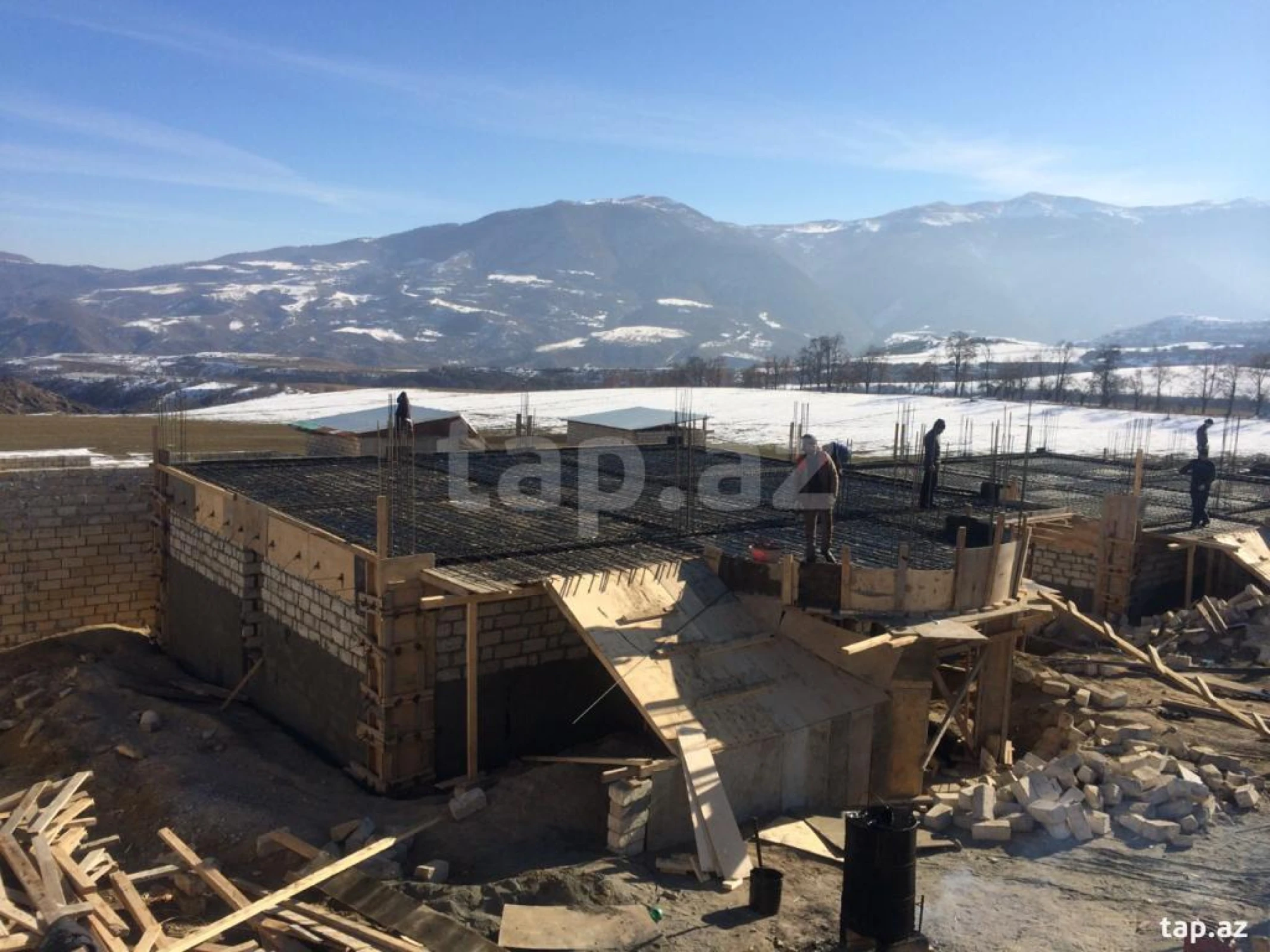 Satılır 10 otaqlı həyət evi