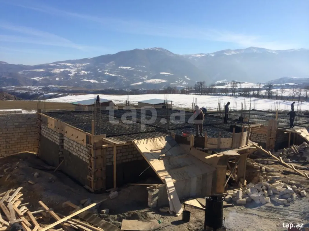 Satılır 10 otaqlı həyət evi