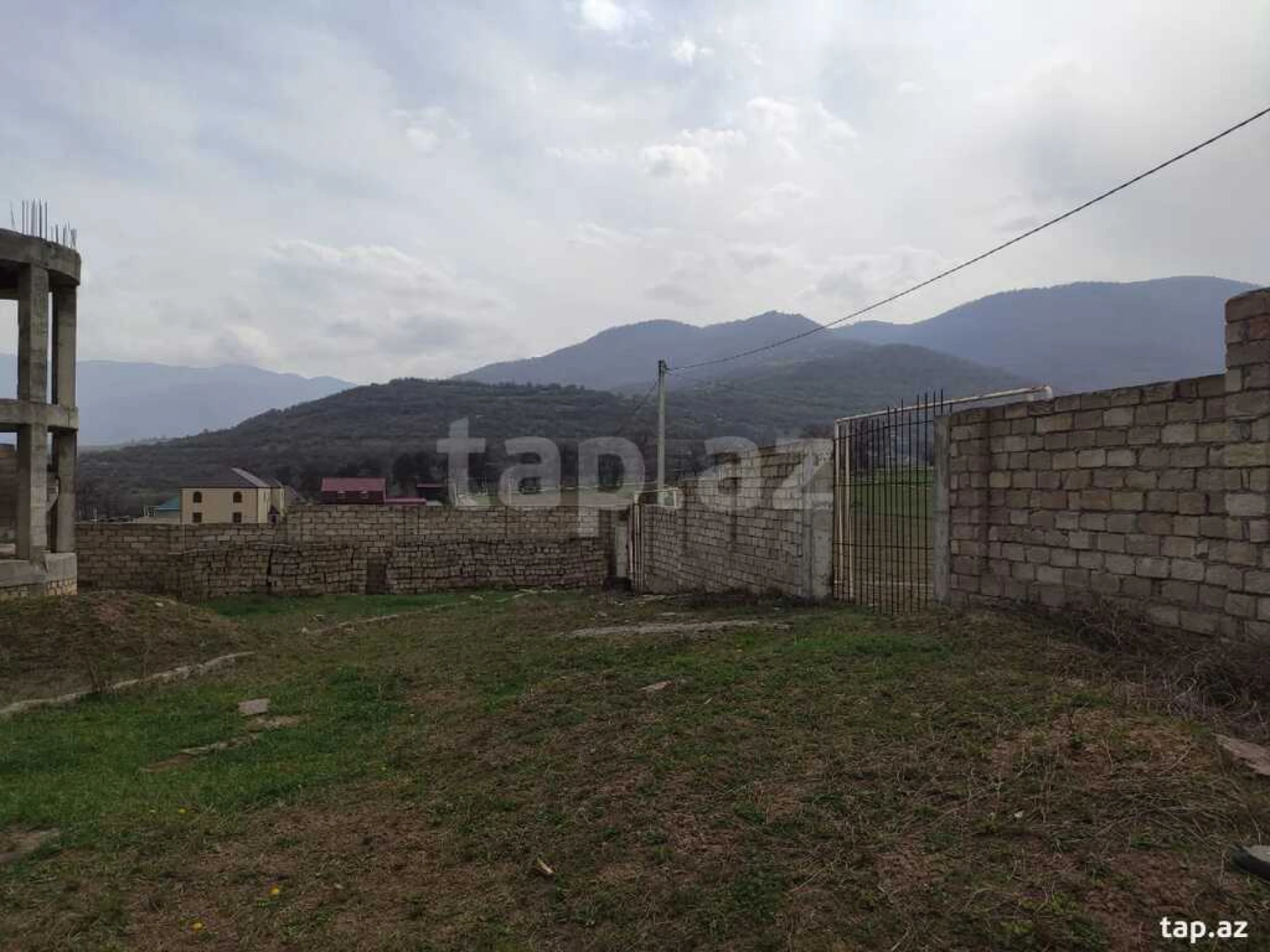 Satılır 10 otaqlı həyət evi