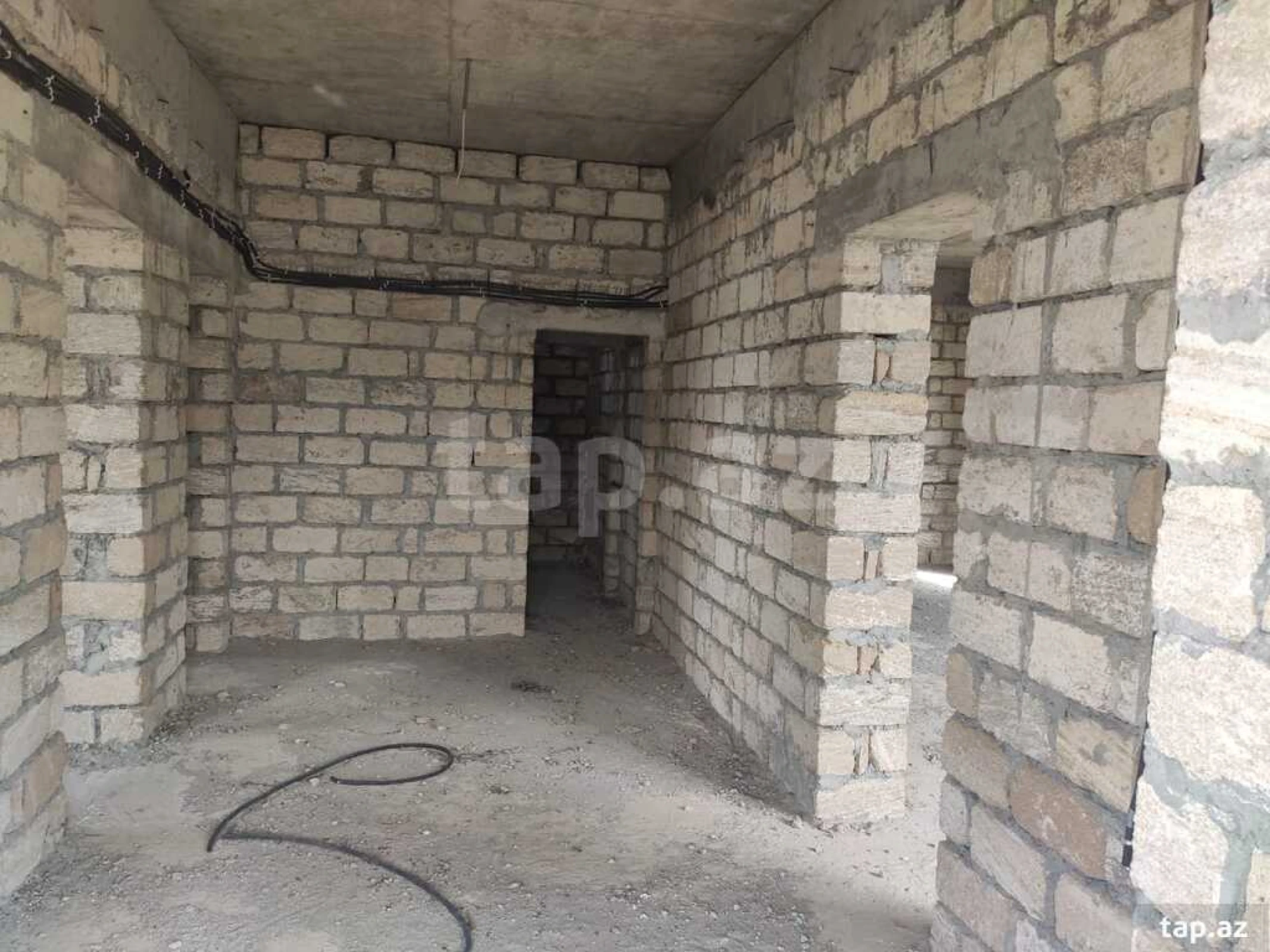 Satılır 10 otaqlı həyət evi