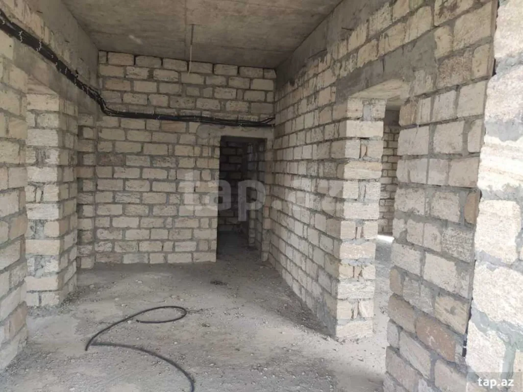 Satılır 10 otaqlı həyət evi