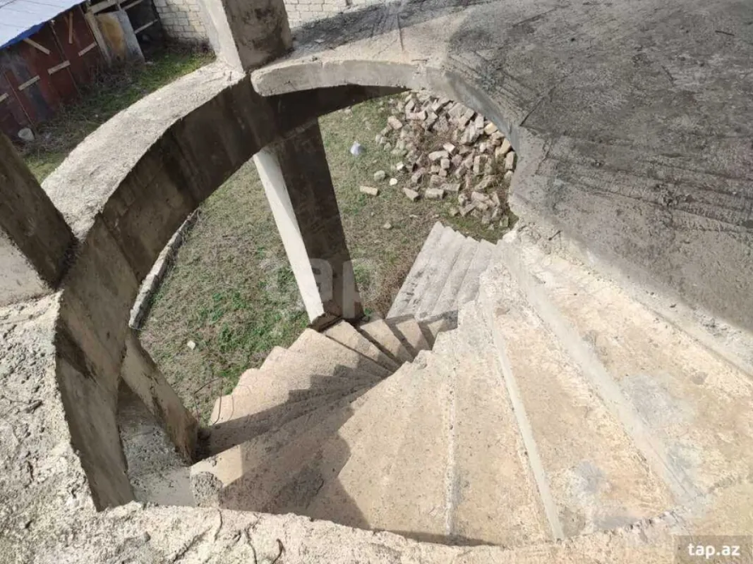 Satılır 10 otaqlı həyət evi