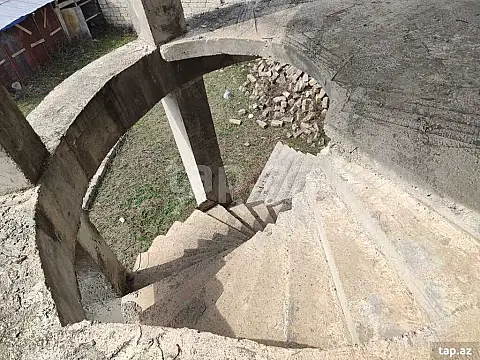 Satılır 10 otaqlı həyət evi