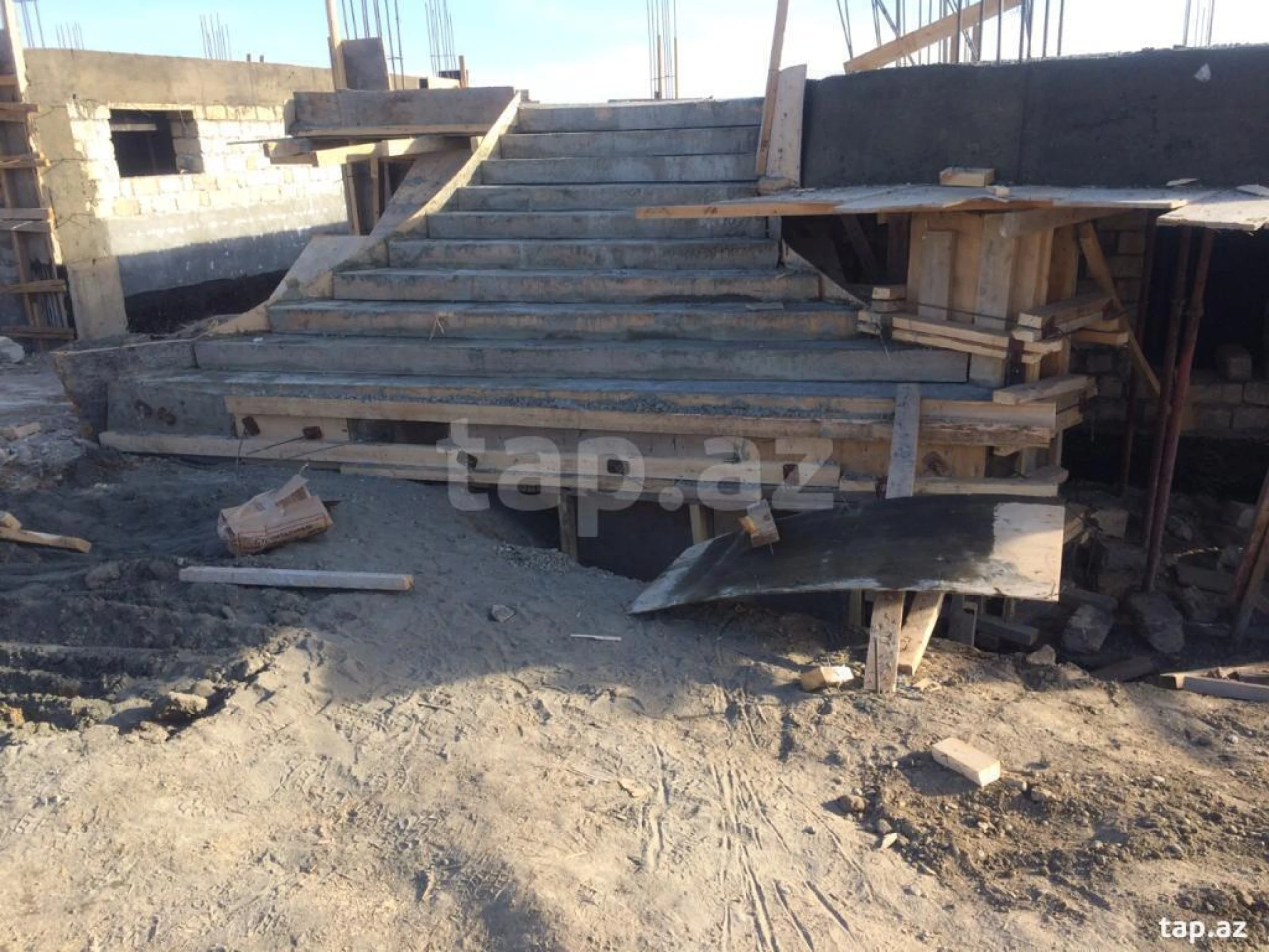 Satılır 10 otaqlı həyət evi