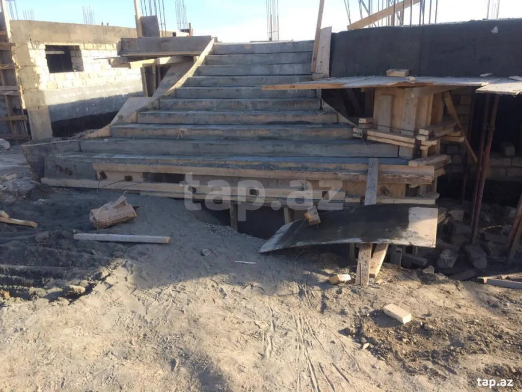 Satılır 10 otaqlı həyət evi