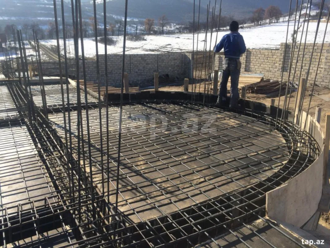 Satılır 10 otaqlı həyət evi