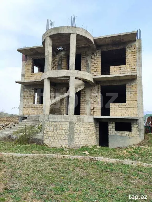 Satılır 10 otaqlı həyət evi