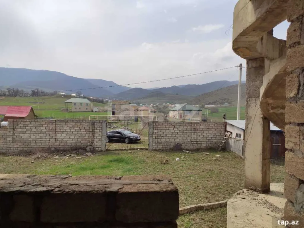 Satılır 10 otaqlı həyət evi