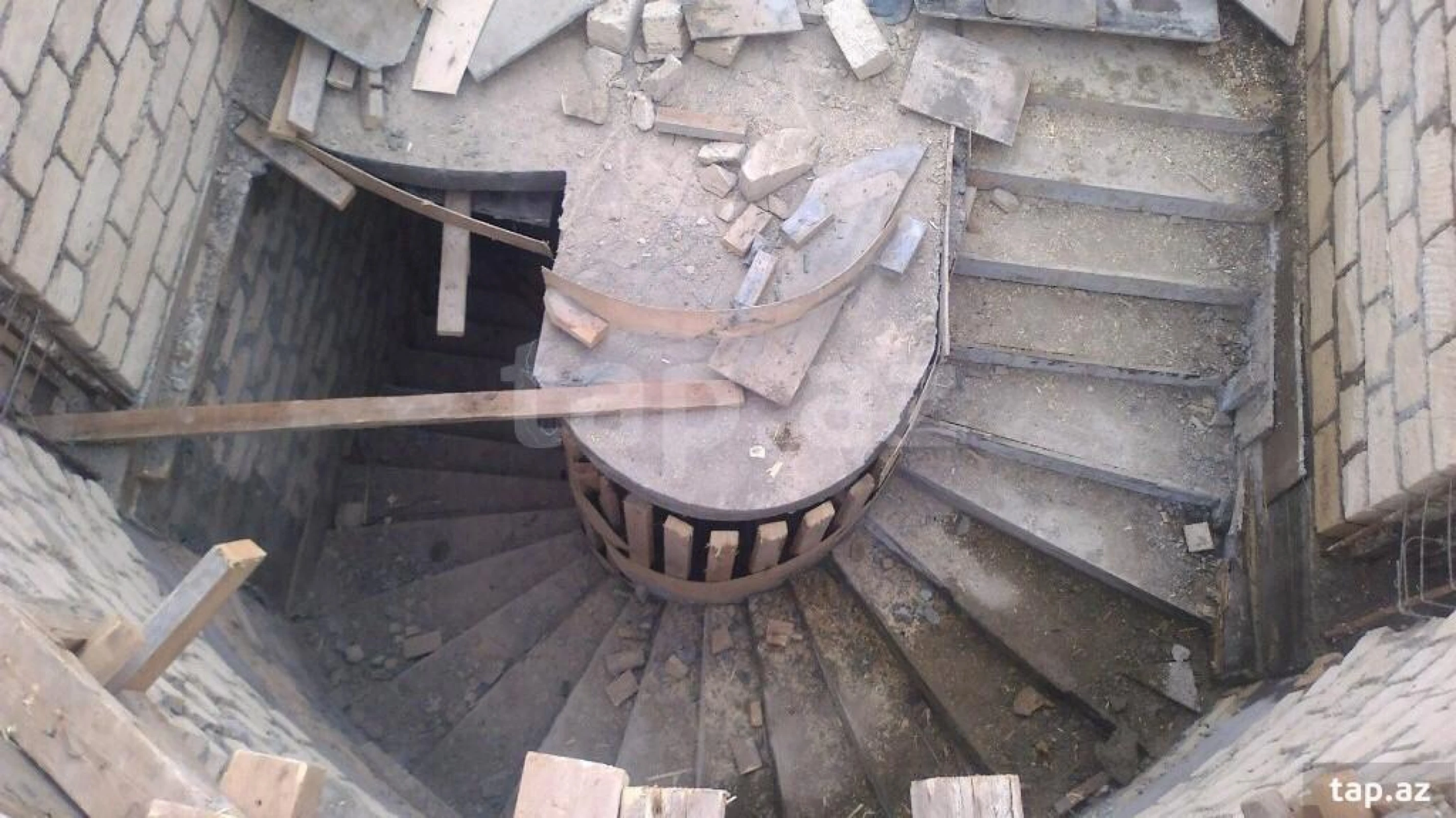 Satılır 10 otaqlı həyət evi