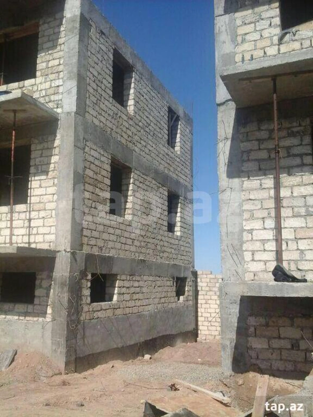 Satılır 10 otaqlı həyət evi