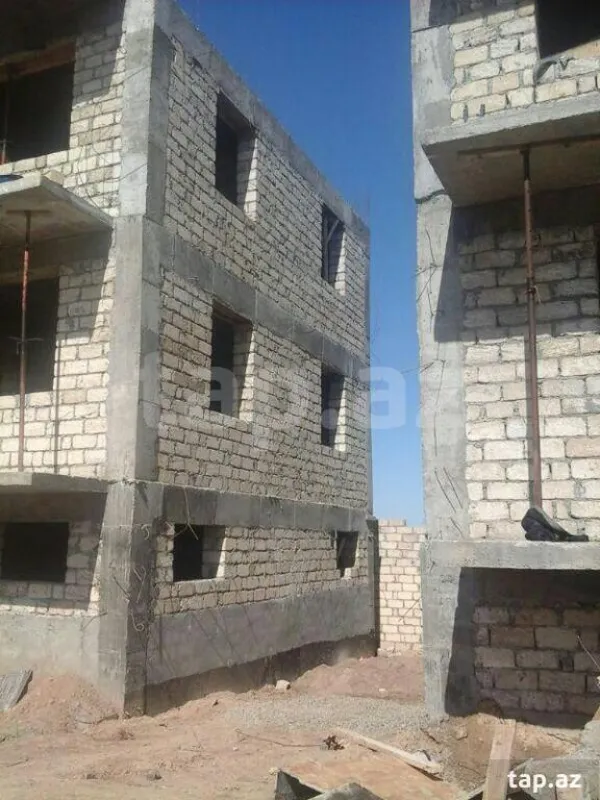 Satılır 10 otaqlı həyət evi