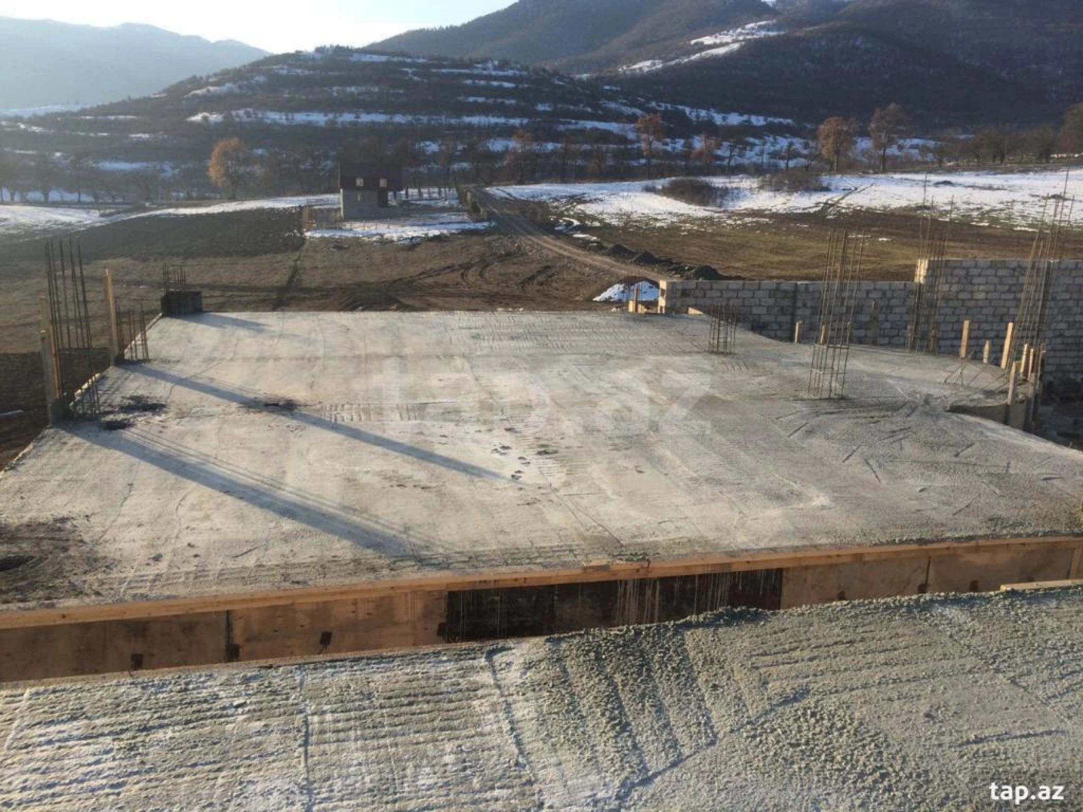 Satılır 10 otaqlı həyət evi