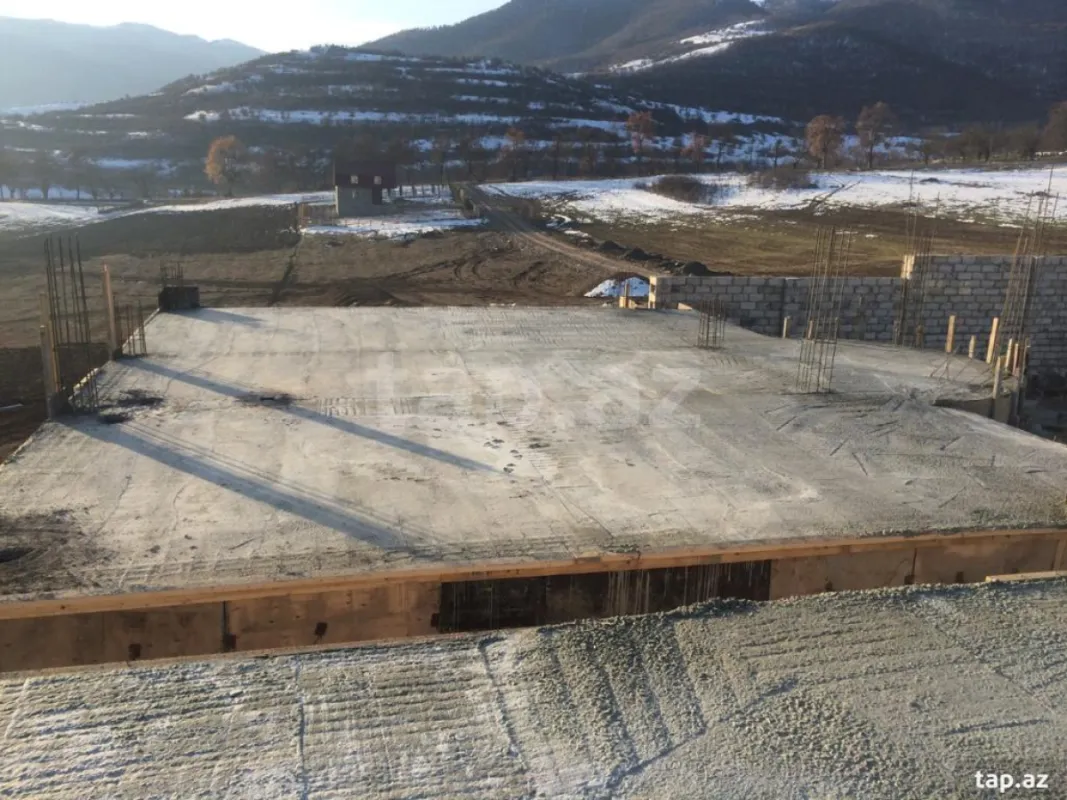 Satılır 10 otaqlı həyət evi