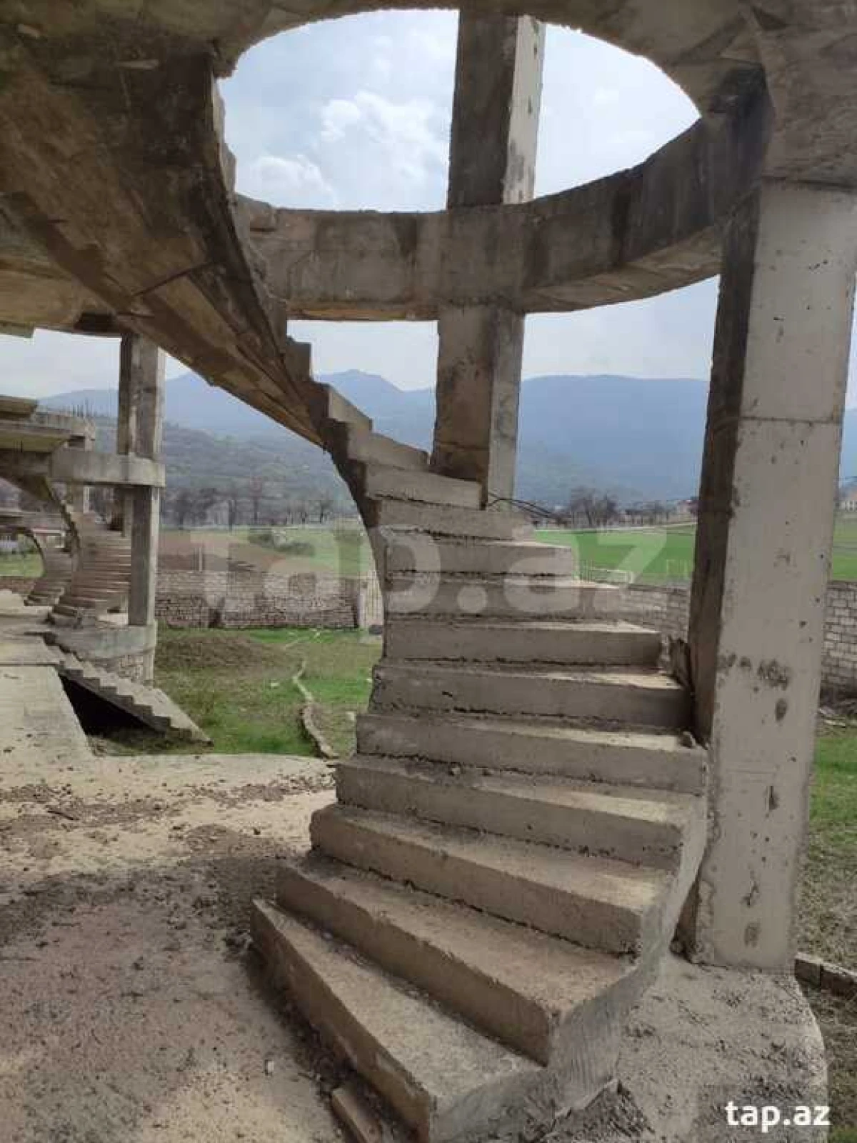 Satılır 10 otaqlı həyət evi