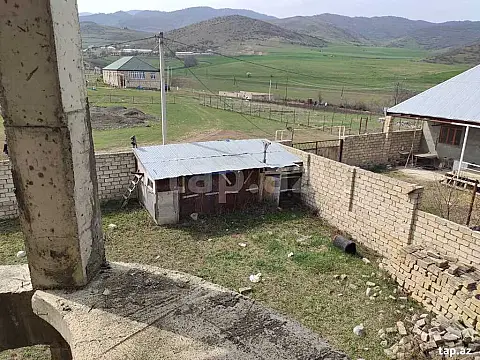 Satılır 10 otaqlı həyət evi