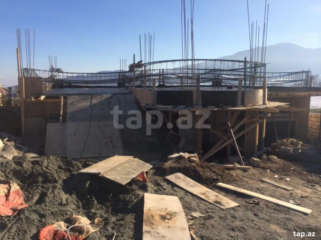 Satılır 10 otaqlı həyət evi