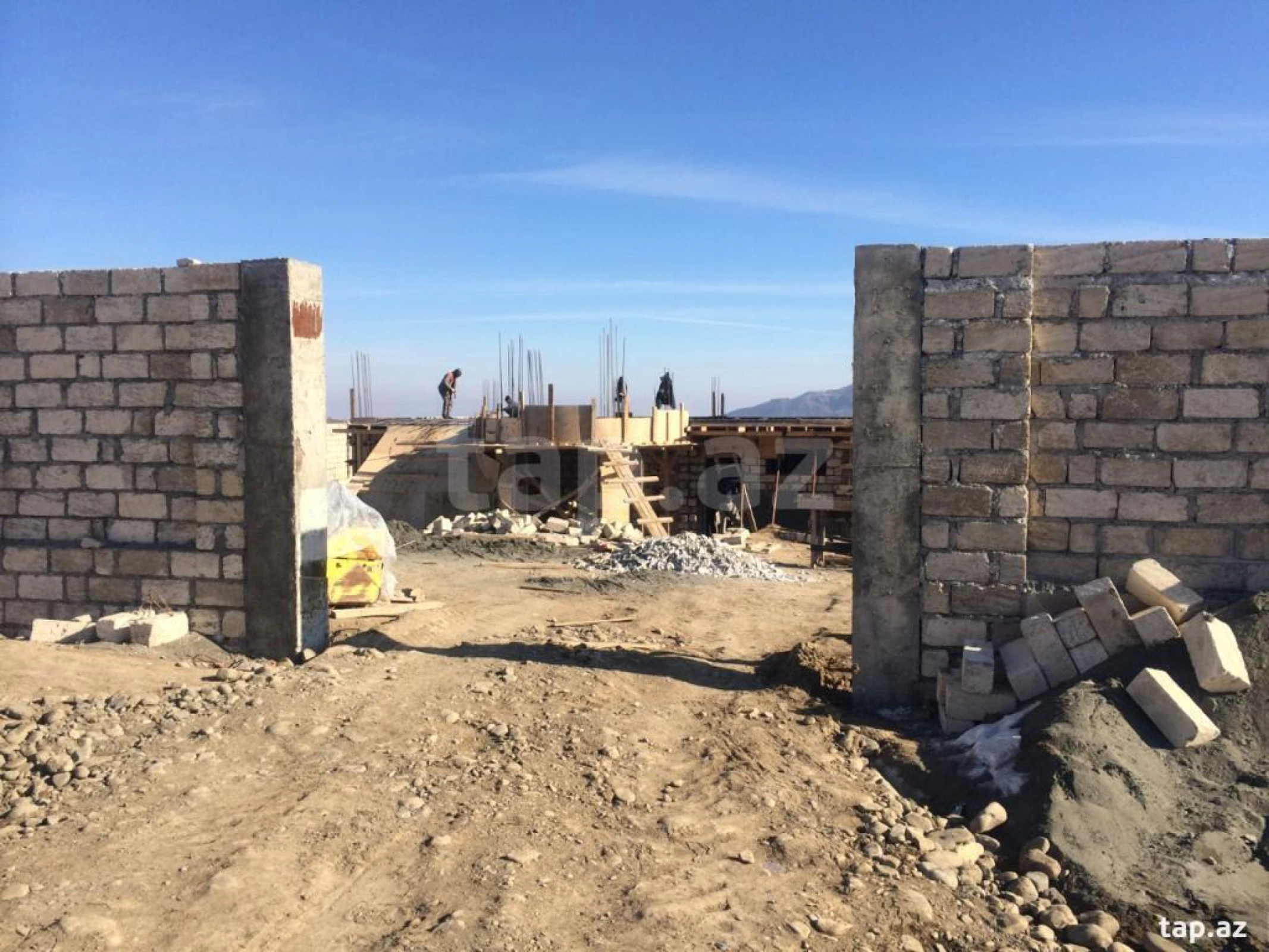 Satılır 10 otaqlı həyət evi