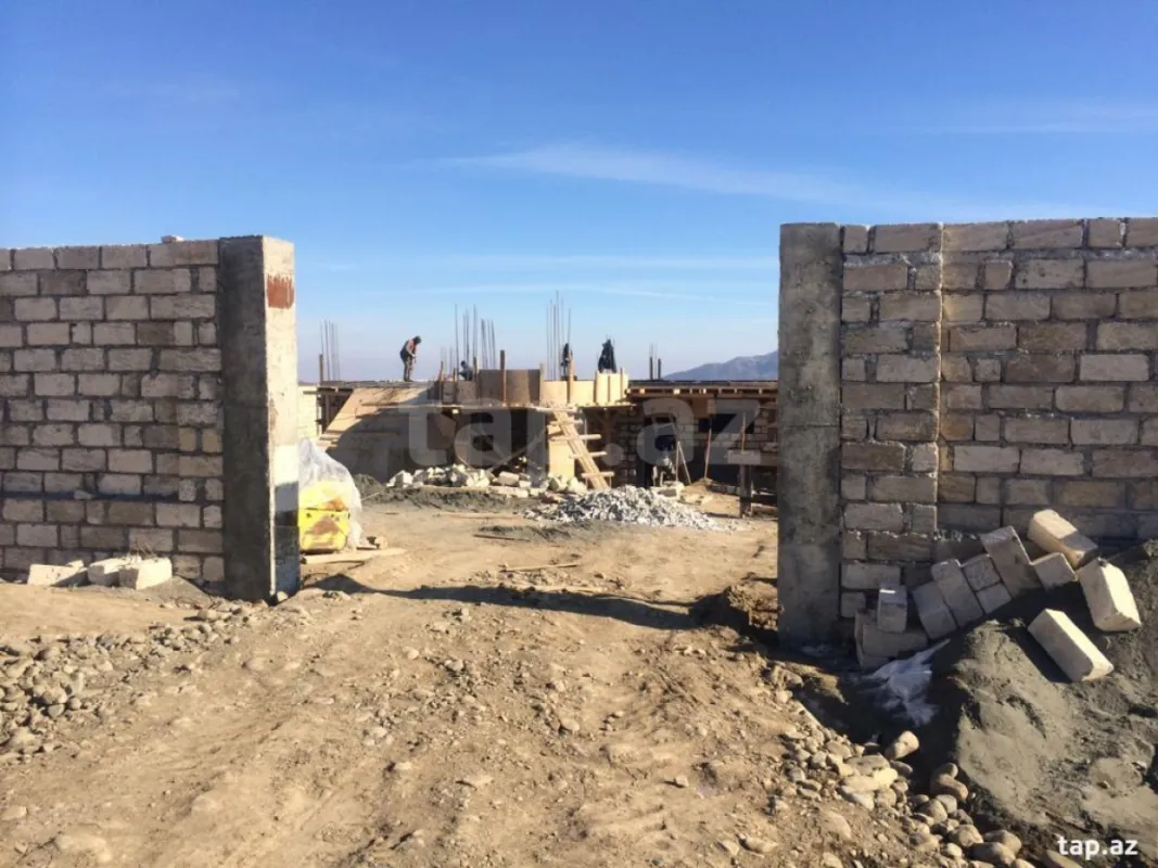 Satılır 10 otaqlı həyət evi