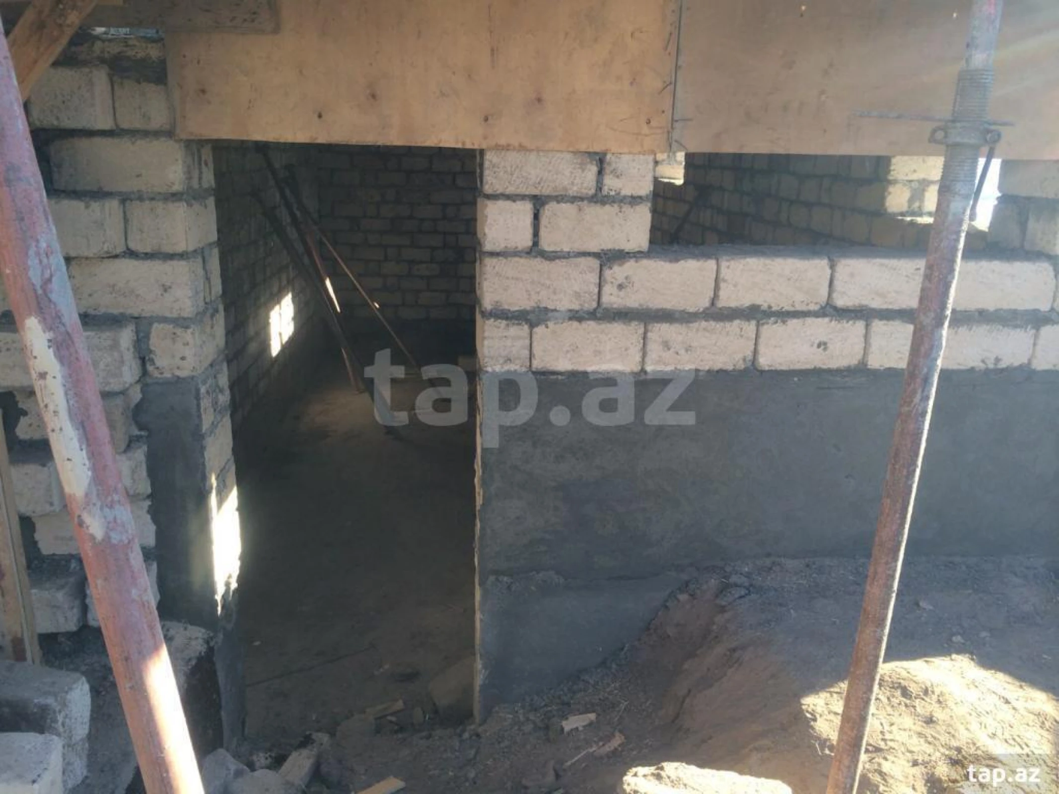 Satılır 10 otaqlı həyət evi