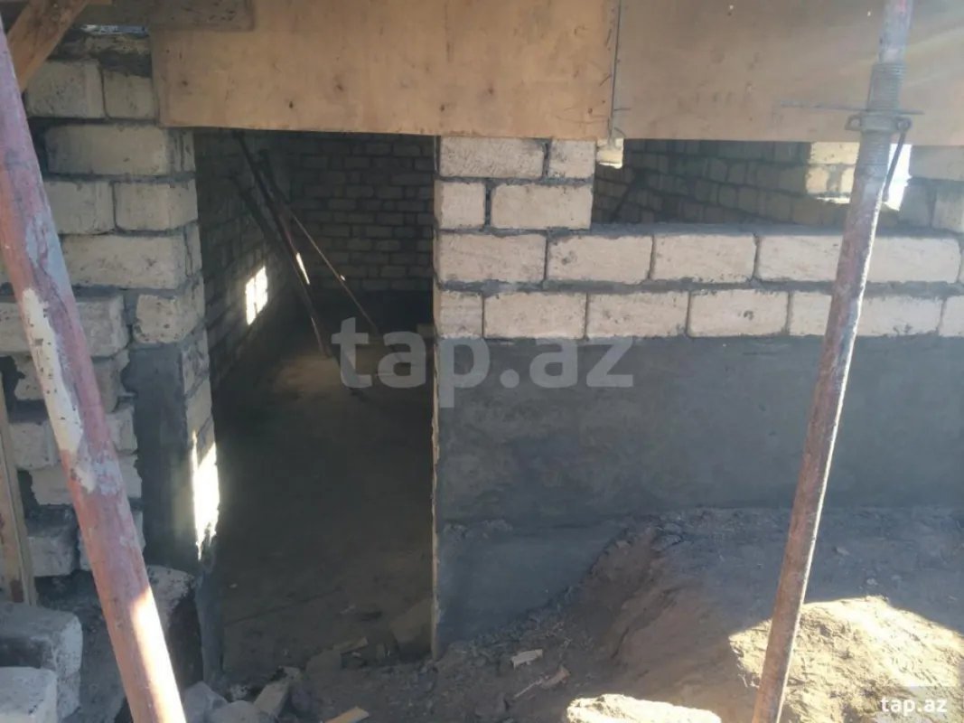 Satılır 10 otaqlı həyət evi