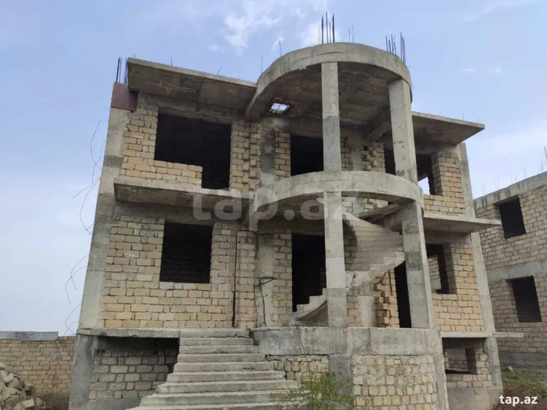 Satılır 10 otaqlı həyət evi