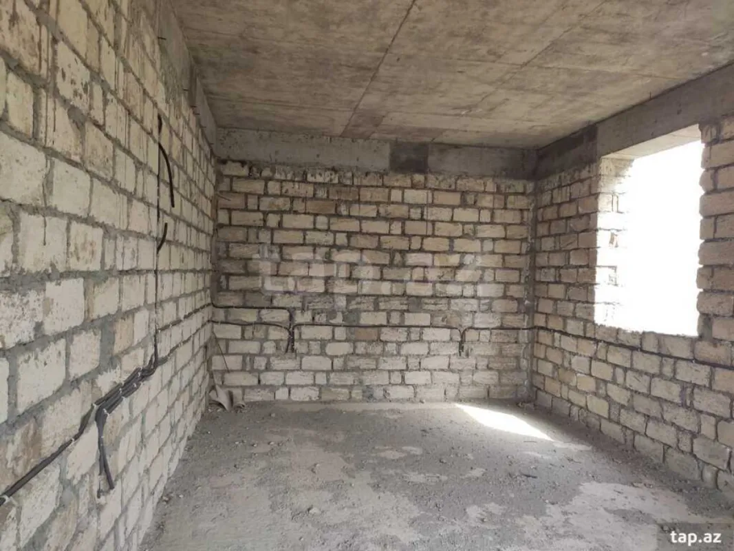 Satılır 10 otaqlı həyət evi