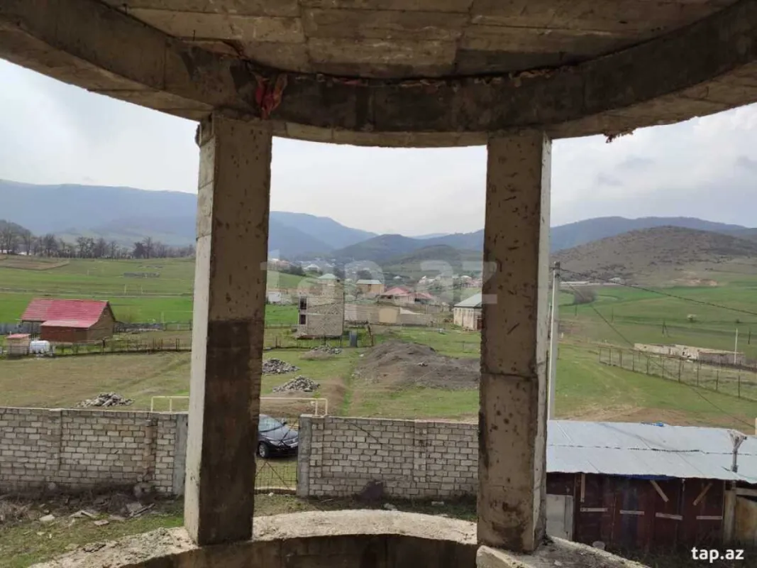 Satılır 10 otaqlı həyət evi