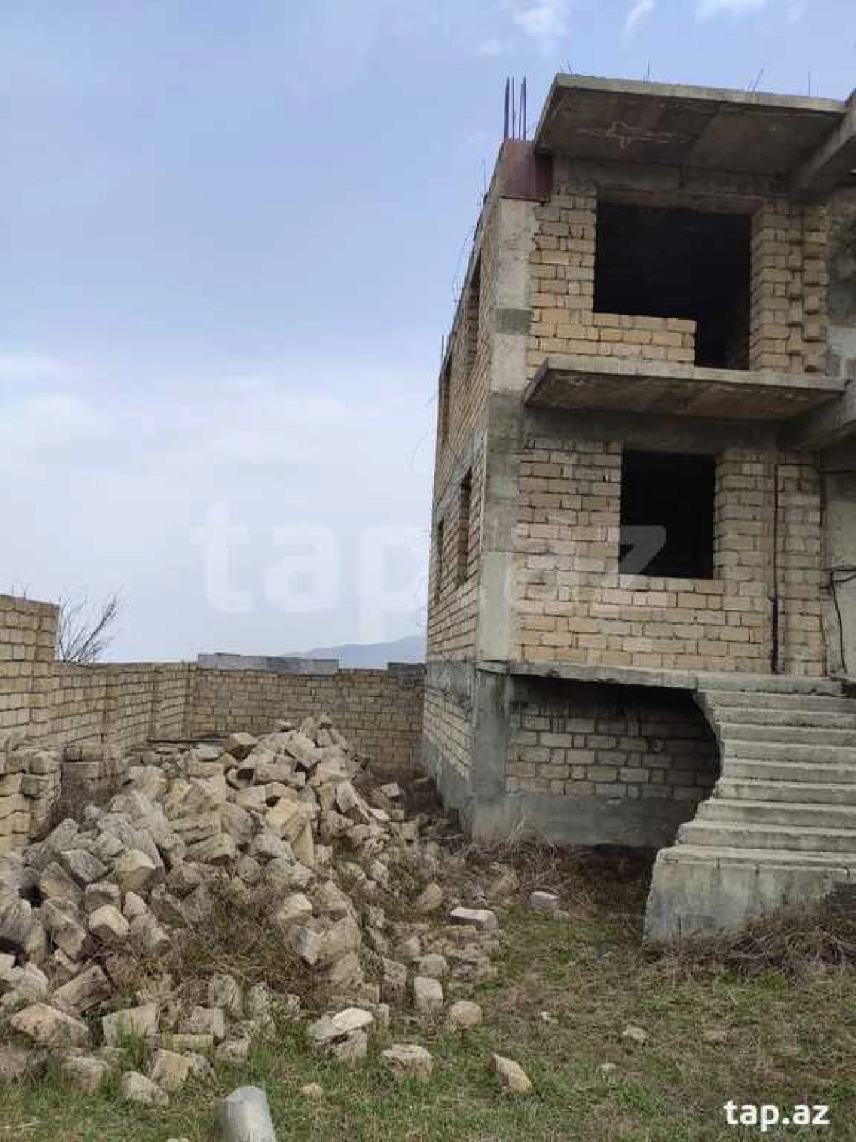 Satılır 10 otaqlı həyət evi