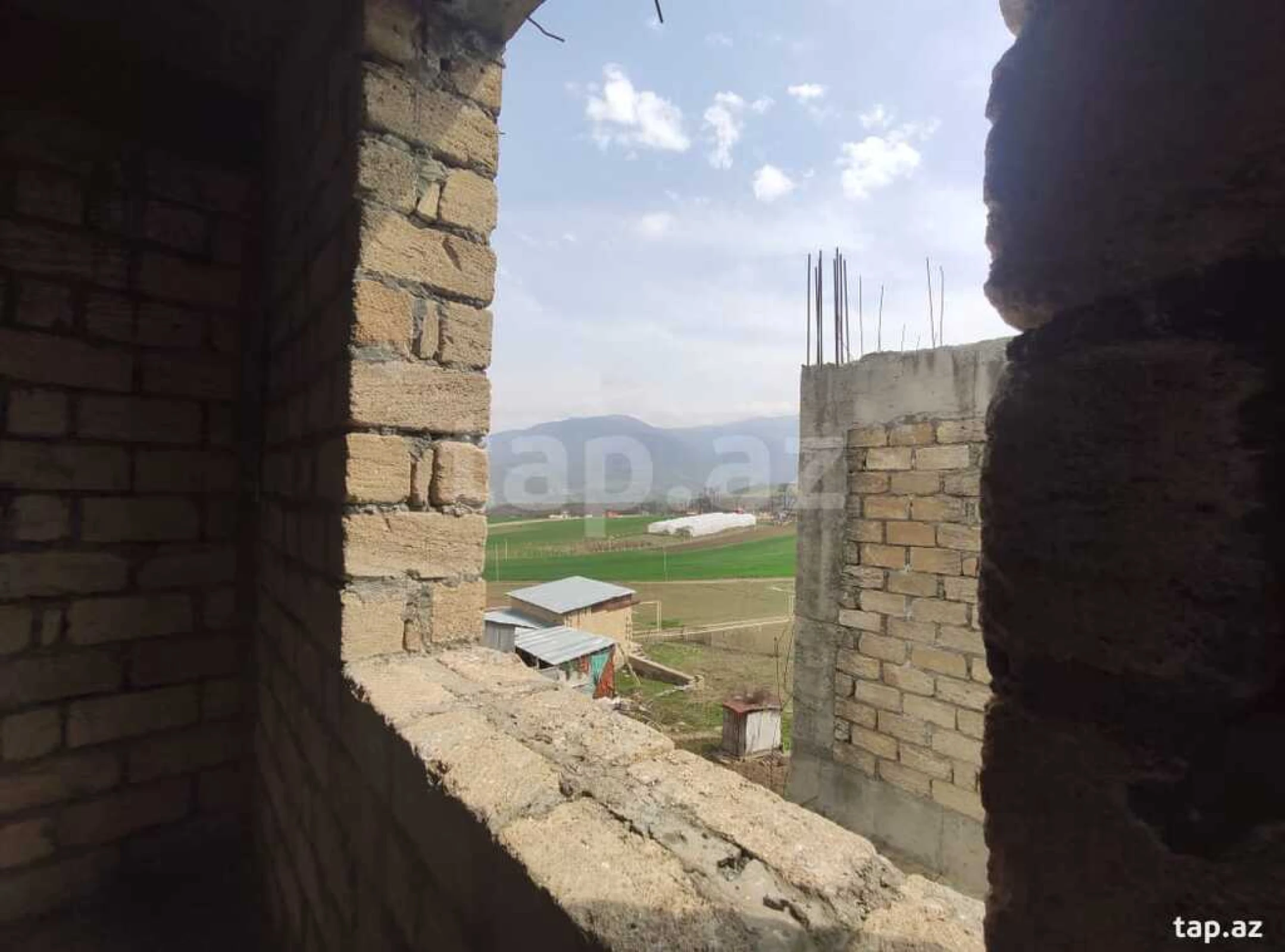 Satılır 10 otaqlı həyət evi