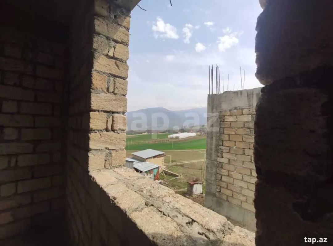 Satılır 10 otaqlı həyət evi