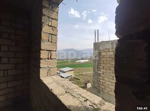 Satılır 10 otaqlı həyət evi