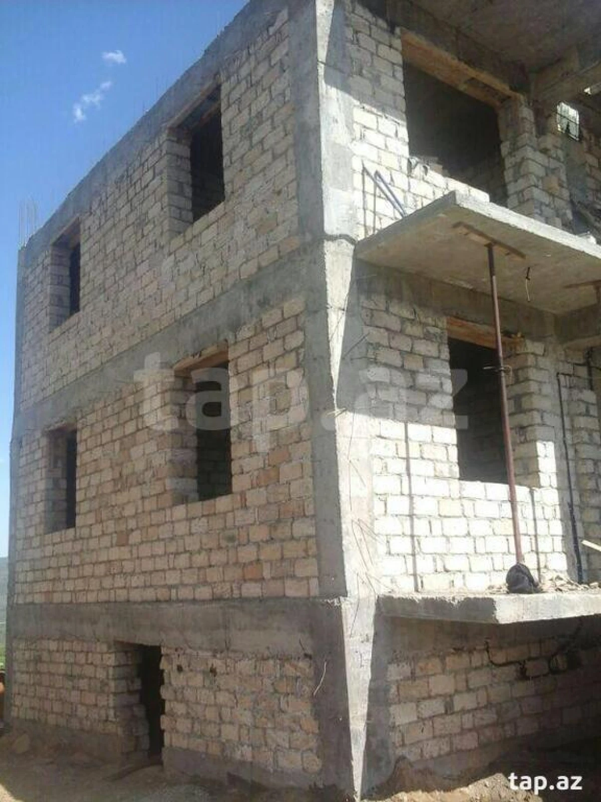 Satılır 10 otaqlı həyət evi