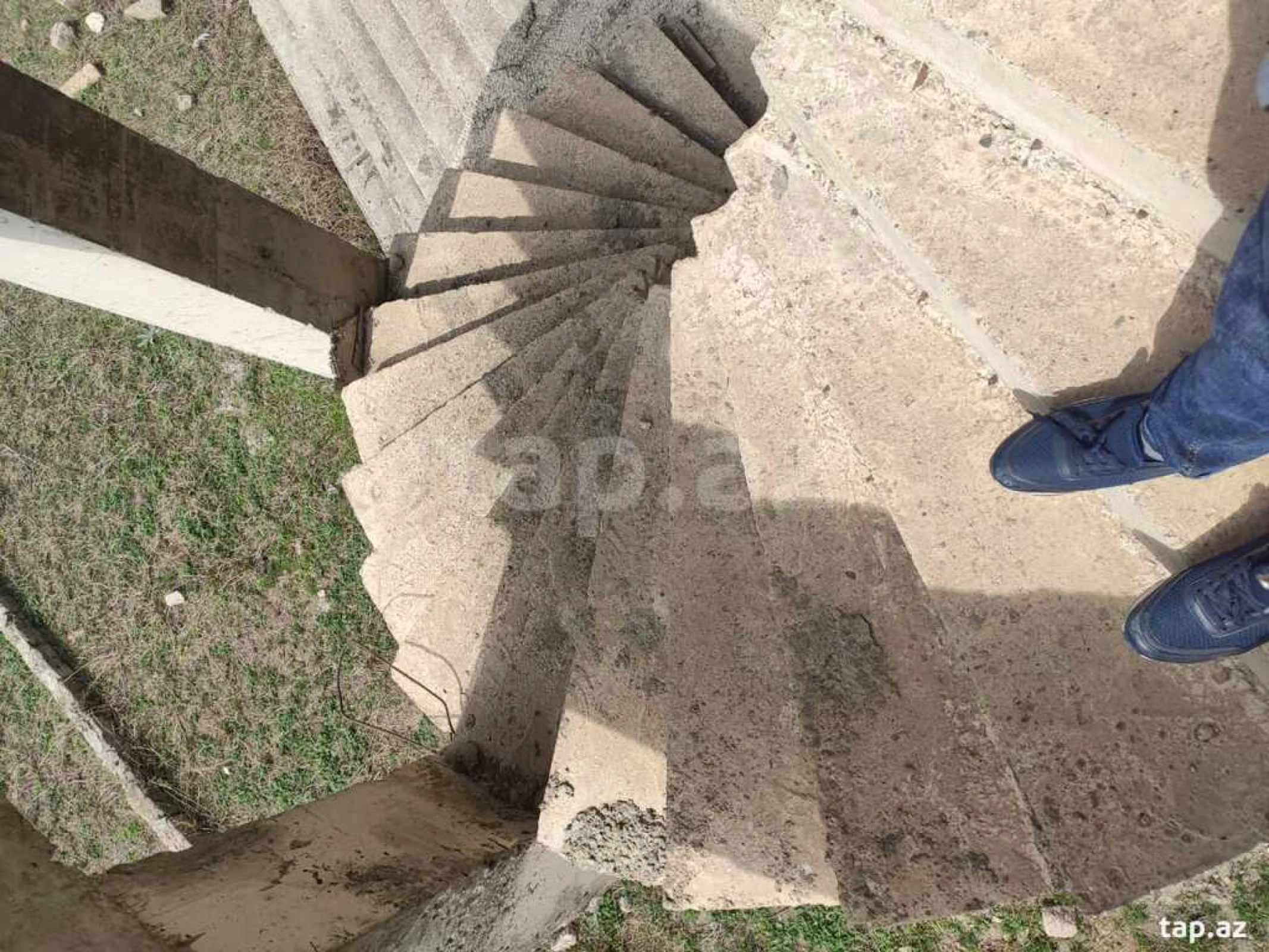 Satılır 10 otaqlı həyət evi