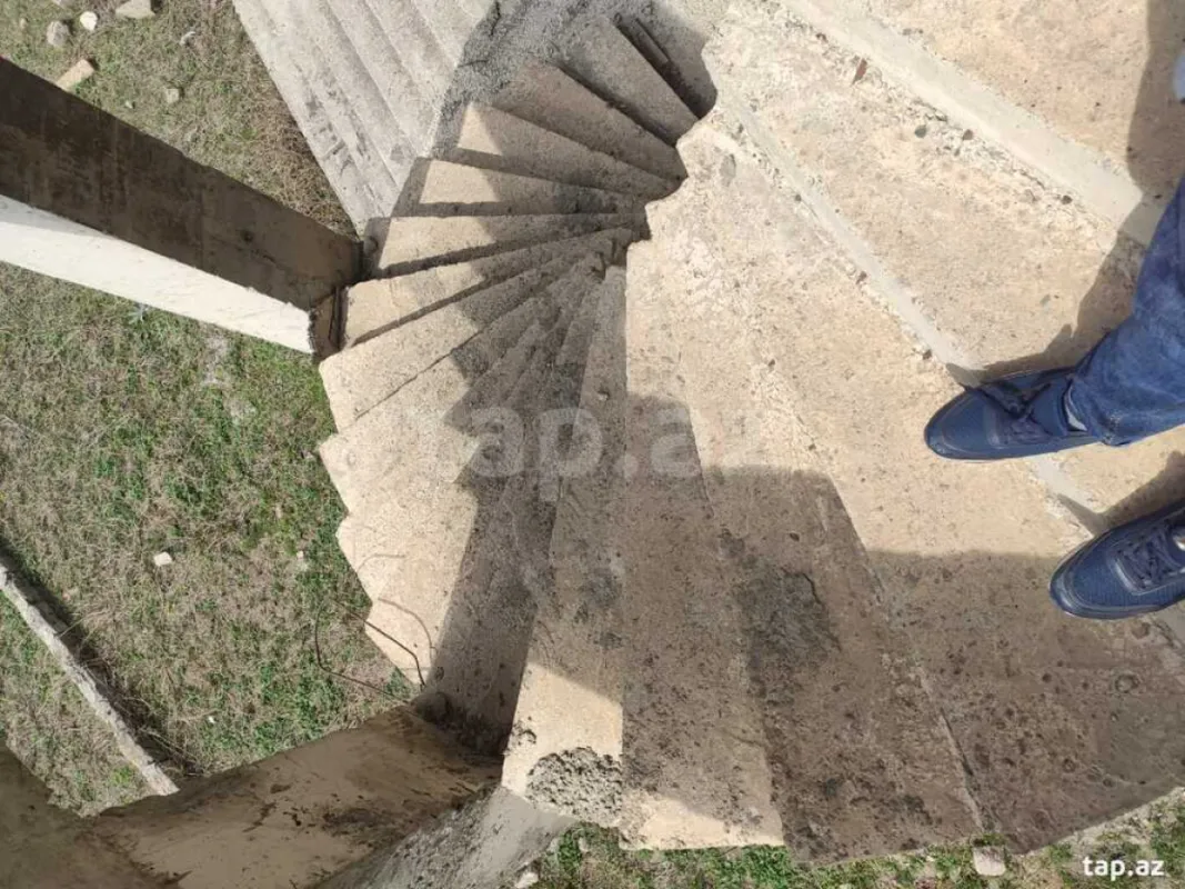 Satılır 10 otaqlı həyət evi