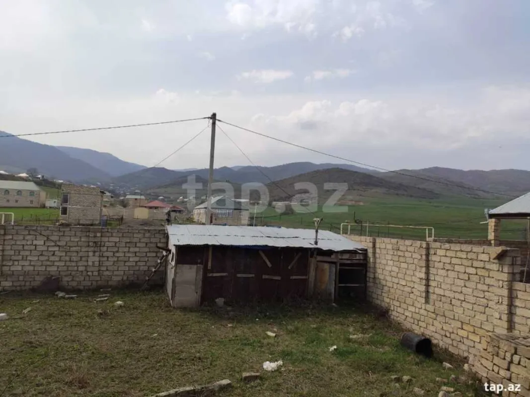 Satılır 10 otaqlı həyət evi