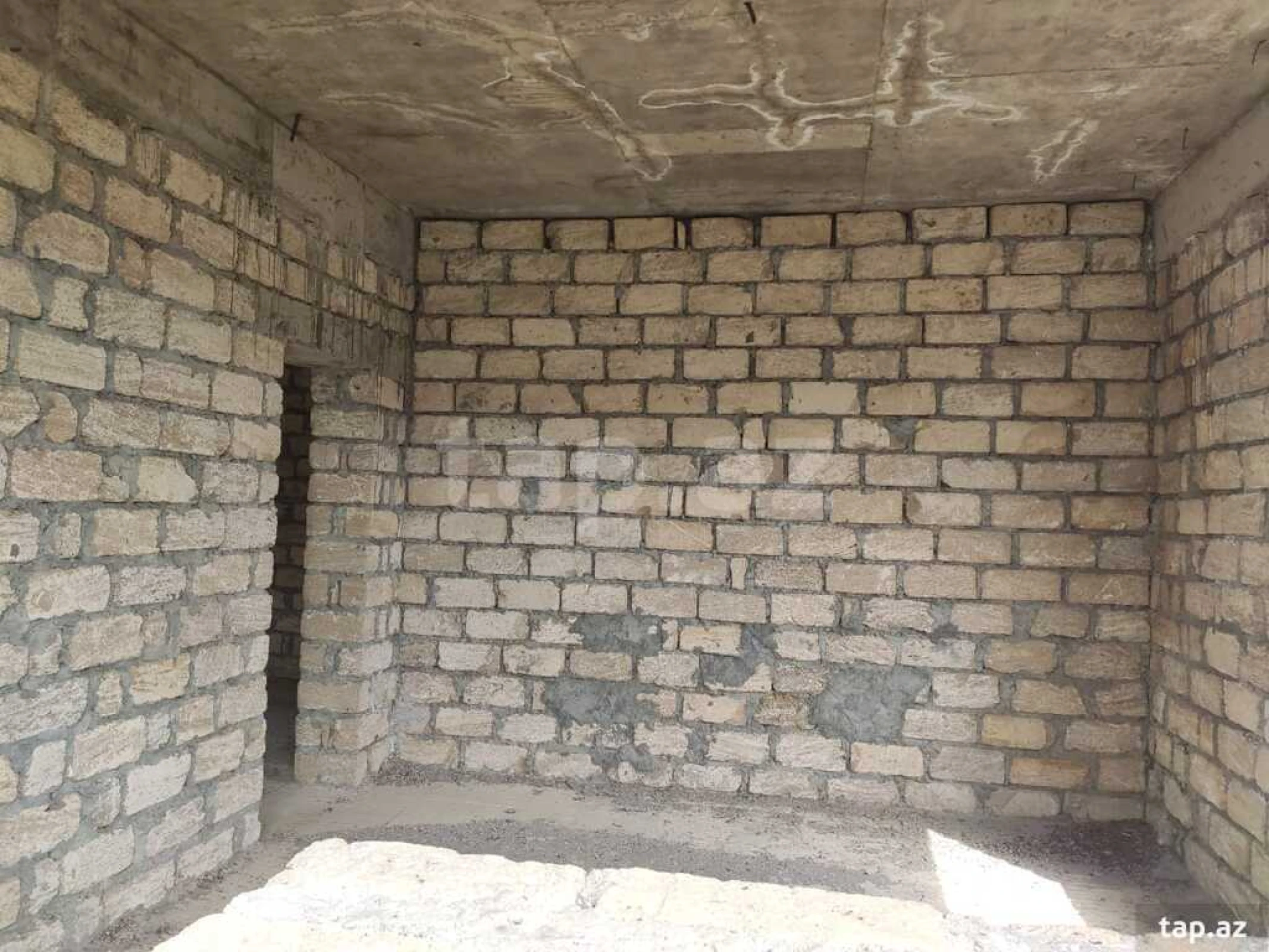 Satılır 10 otaqlı həyət evi