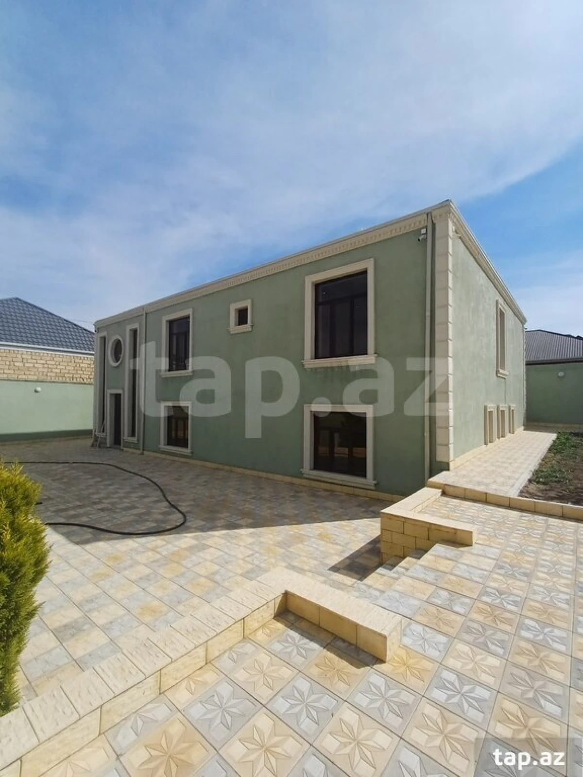 Satılır 6 otaqlı həyət evi