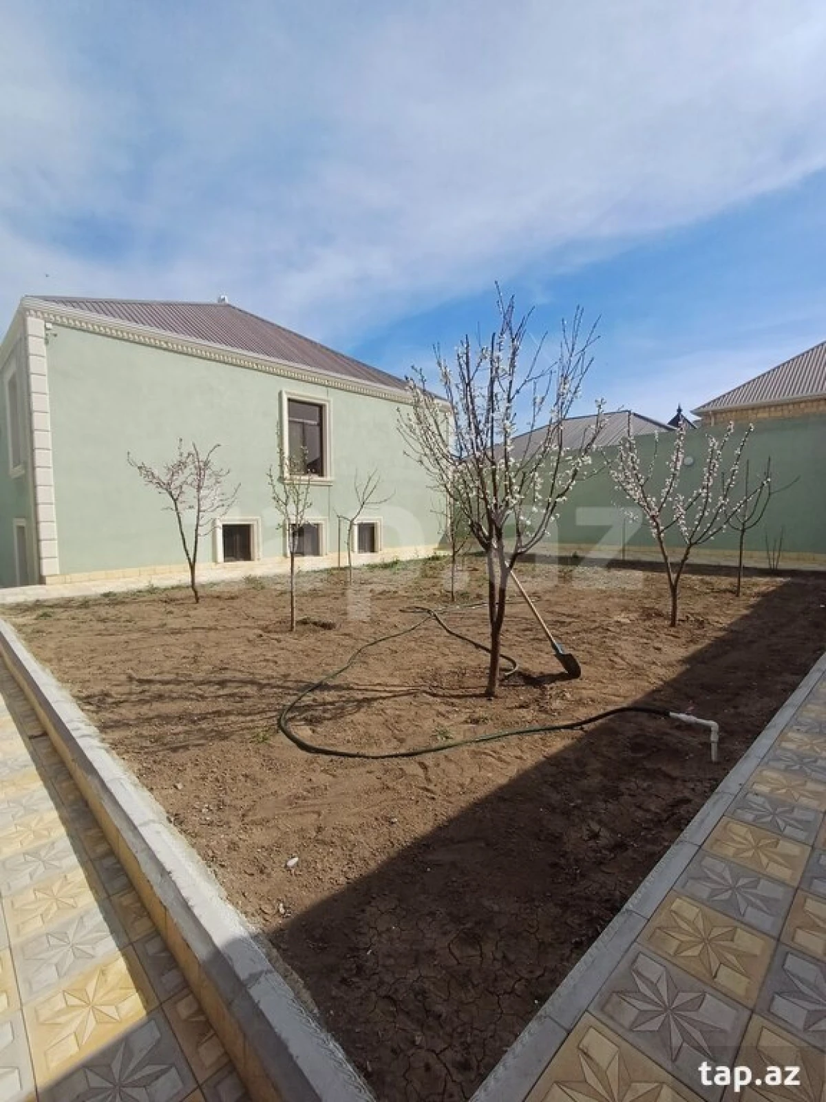 Satılır 6 otaqlı həyət evi